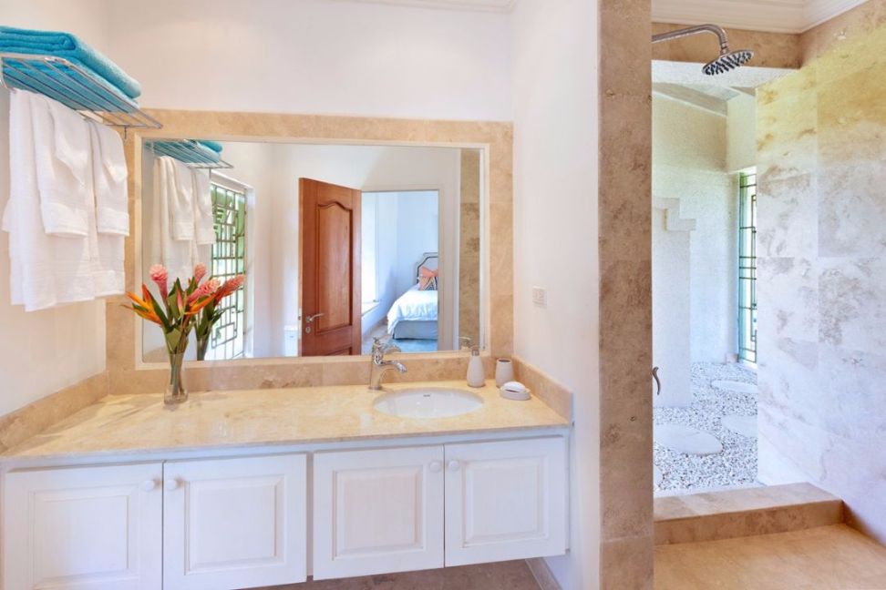 Badkamer met open douche, Luxe villa, bij Speightstown Barbados, 8 personen